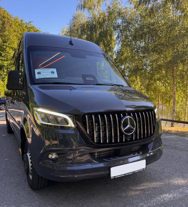 Mercedes-Benz Sprinter minibus front view