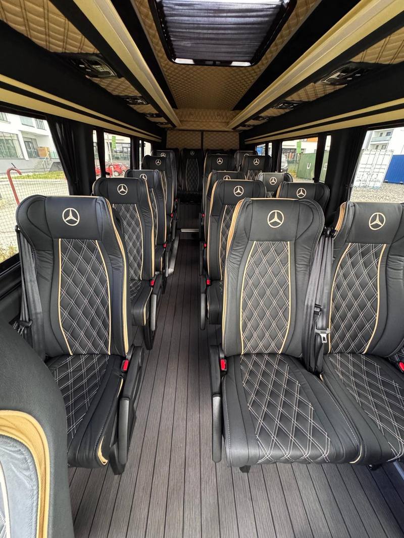 Minibus interior seating and aisle