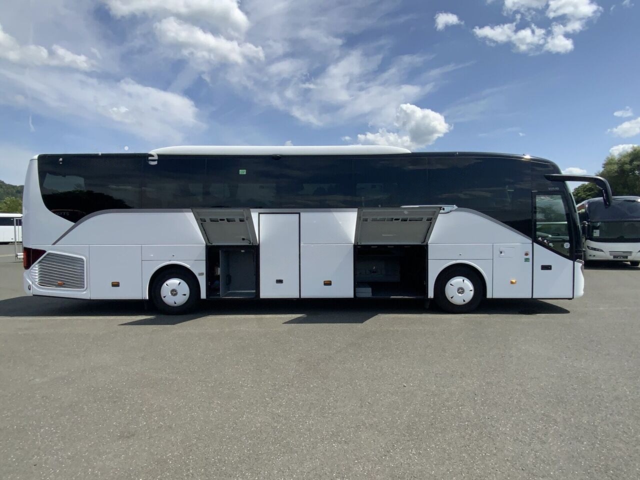 Setra S517 HD touring coach full side profile