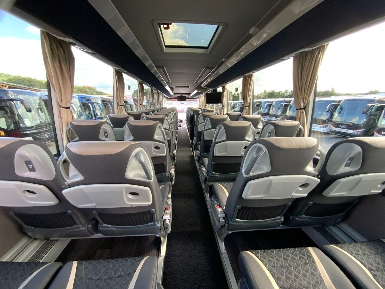 Setra S517 HD interior — spacious aisle view