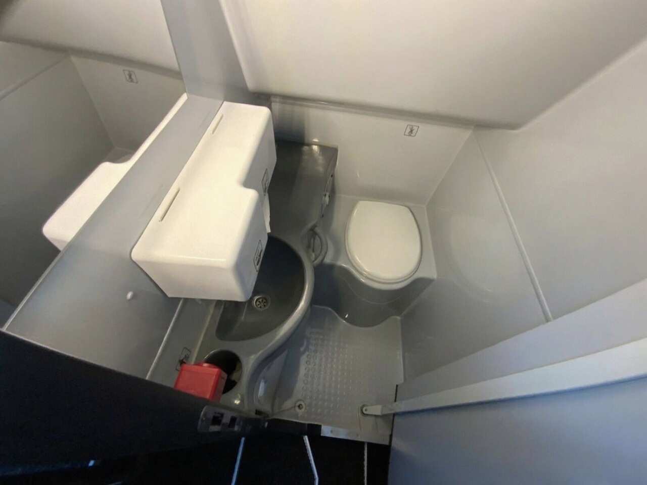 Setra S517 HD overhead luggage compartments and storage